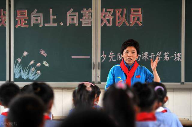 据悉为了此次虎牙直播粉丝见面，张震老师还为大家准备了很多视频会员福利，看张震讲故事之三更夜》拒绝广告烦恼！不仅如此，荣耀V20还配备了TOF立体深感镜头，可针对检测到人体的骨骼点，对人体进行精确的3D美体塑形，照片+视频的双瘦身美体功能，让你在背景不变形的情况下，也能拍出理想身材！拒绝;龙套出镜，时刻;保持主角身材